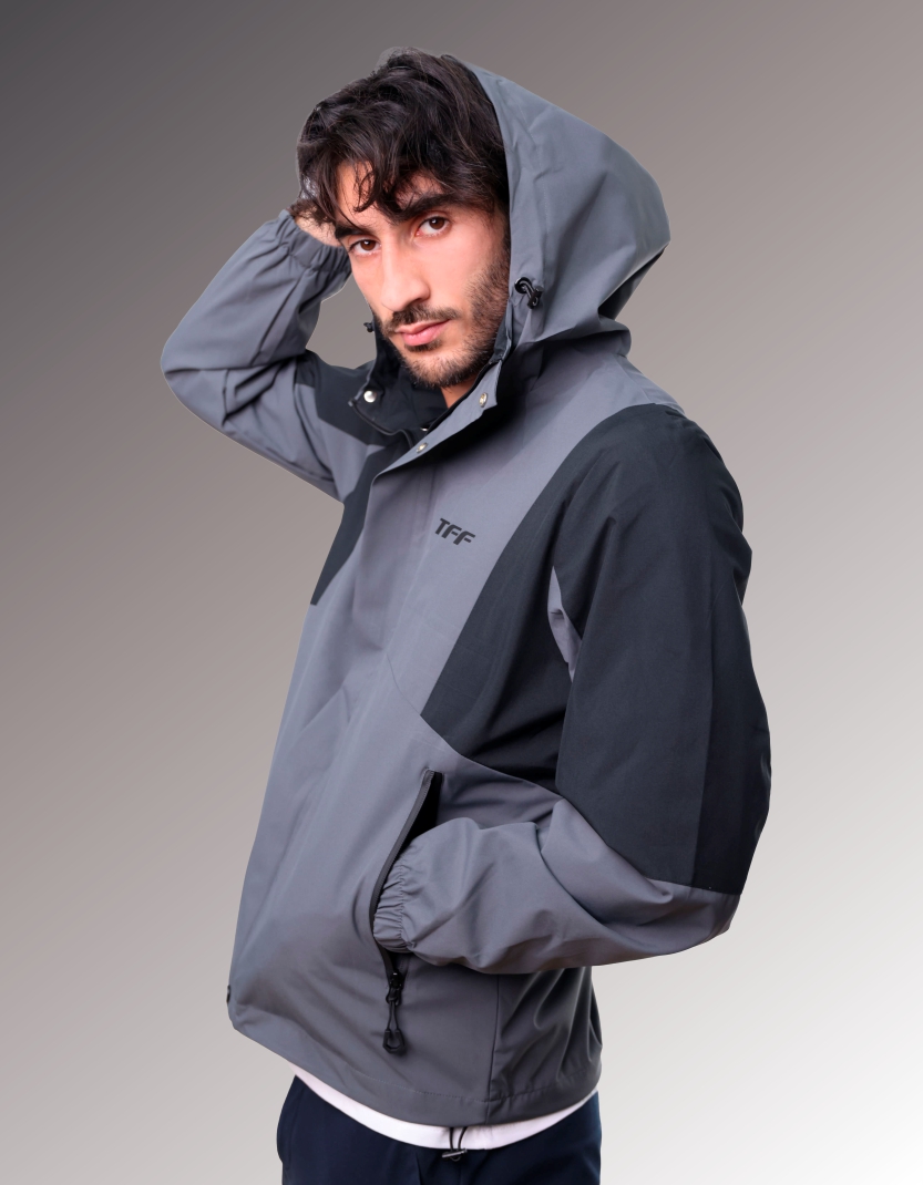 Ветровка с капюшоном